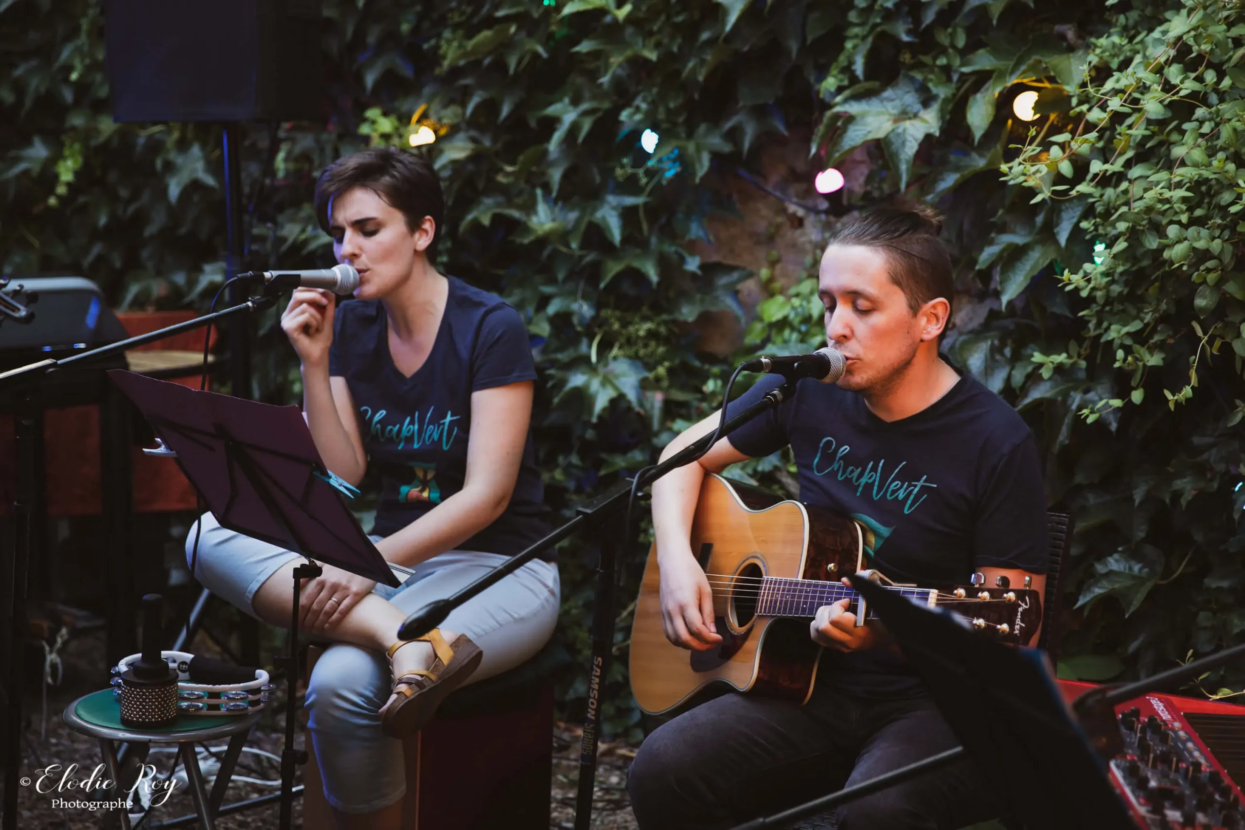 Solène et Gaëtan en concert avec guitare acoustique