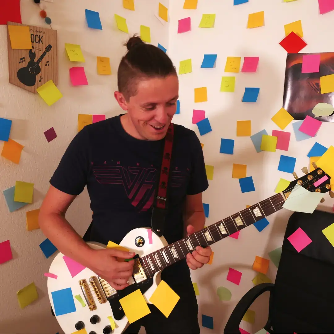 Gaëtan - post-it Gaëtan lors du tournage du clip de "J'écris en français", vive les post-its !