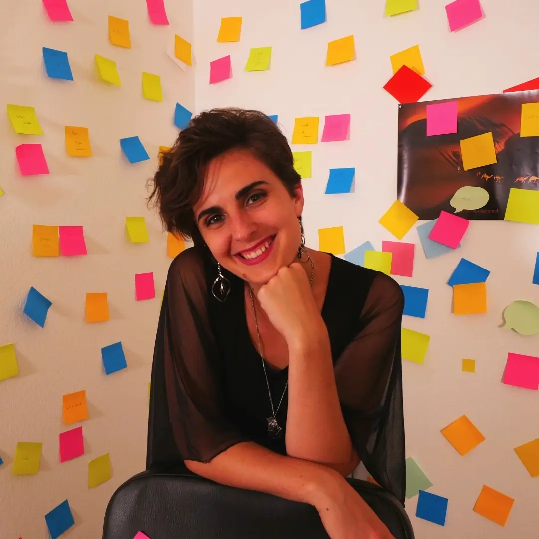Solène - post-it Solène lors du tournage du clip de "J'écris en français", vive les post-its !